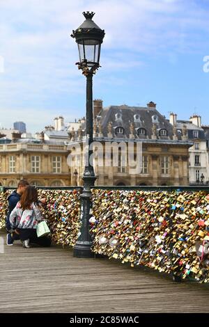 Amanti e lucchetti a Parigi. Due amanti bloccano il loro lucchetto su Pont des Arts Foto Stock