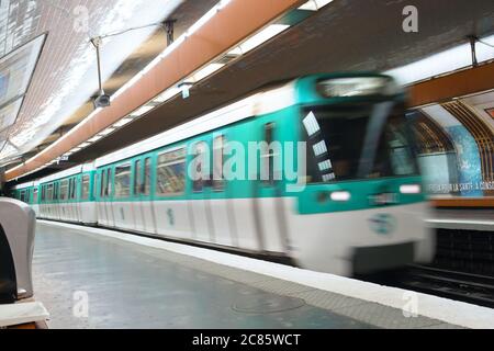 Stazione della metropolitana di Parigi, Francia. Un treno arriva alla fermata. Foto Stock