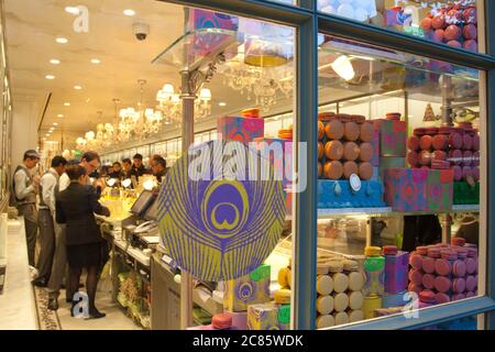 Ladurée pasticceria a Parigi Foto Stock