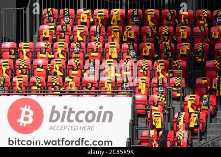 Watford, Regno Unito. 21 luglio 2020. Vista generale delle sciarpe di Watford, che si sono ubriacate sui posti a sedere durante la partita della Premier League tra Watford e Manchester City a Vicarage Road, Watford, Inghilterra, il 21 luglio 2020. Gli stadi di calcio intorno rimangono vuoti a causa della pandemia del Covid-19, in quanto le leggi governative in materia di allontanamento sociale vietano ai tifosi all'interno dei locali, il che comporta la partita di tutte le partite a porte chiuse fino a nuovo avviso. Foto di Andy Rowland. Credit: Prime Media Images/Alamy Live News Foto Stock