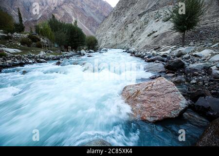 fiume roccioso di montagna tempestoso con acqua limpida in montagna Foto Stock