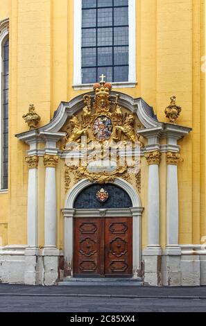 Basilica di San Paolino; 1753; ingresso, porte doppie in legno, decorazione ornata, Chiesa cattolica, barocco, antico, edificio religioso, giallo dorato, Europa, T. Foto Stock