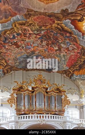 Organo a pipe ornato, strumento musicale, pittura a soffitto, macellazione di martiri con cielo aperto a loro, arte religiosa, Basilica di San Paolino; 1753; ca Foto Stock