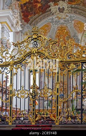 Basilica di San Paolino; 1753; griglia in metallo ornato davanti all'altare maggiore, primo piano, dorato, affresco sul soffitto, pittura, arte religiosa, cattolica, antica buil religiosa Foto Stock