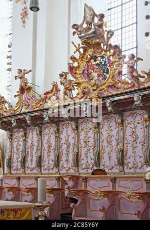 Coro ornato in legno, angeli, cappello del Vescovo, colorato, rococo, arte, Basilica di San Paolino; 1753; chiesa cattolica, edificio religioso antico, Europa, Trie Foto Stock