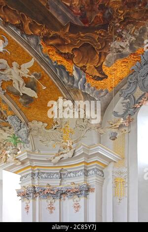 Basilica di San Paolino; 1753; decorazione ornata in gesso, colonna, affresco sul soffitto, pittura, arte religiosa, angeli, barocco, cattolico, vecchi edifici religiosi Foto Stock