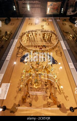 La corona d'oro della tomba di Silla Cheonmachong, il Museo Nazionale di Gyeongju, Provincia di Gyeongsang del Nord, Corea del Sud Foto Stock