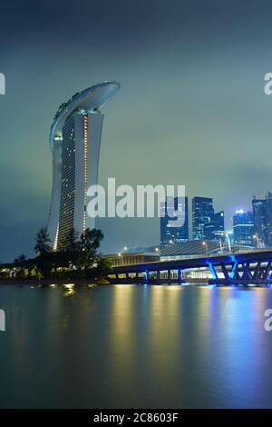 Vista notturna delle spiagge di Marina Bay e del quartiere finanziario centrale, visto dall'altra parte del fiume Singapore. Foto Stock