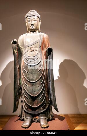 Questa statua eretta del Buddha di Bhaisajyaguru è fatta di bronzo dorato Gyeongju Museo Nazionale, Gyeongju, Provincia di Gyeongsang Nord, Corea del Sud Foto Stock