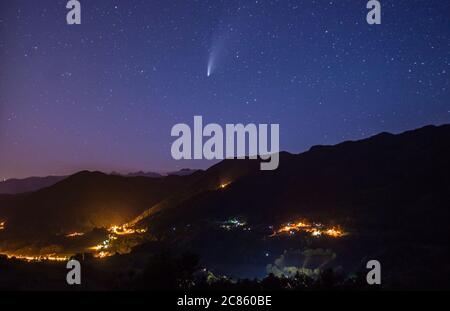 VALLE di TUHINJ, SLOVENIA - 20 LUGLIO 2020: Cometa Neosevy, visto sul cielo serale dalla valle di Tuhinj in Slovenia Foto Stock