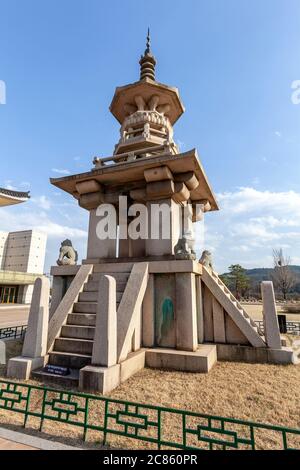 Pagoda nel cortile del Museo Nazionale di Gyeongju, Gyeongju, Provincia di Gyeongsang del Nord, Corea del Sud Foto Stock