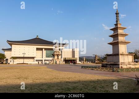 Pagoda nel cortile del Museo Nazionale di Gyeongju, Gyeongju, Provincia di Gyeongsang del Nord, Corea del Sud Foto Stock