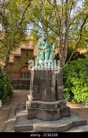 Statua in bronzo del famoso filosofo danese Soren Kierkegaard nel Royal Danish Library Garden, Copenhagen, Danimarca Foto Stock