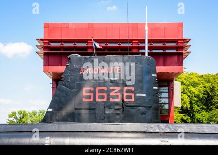 La torre conning del sottomarino Argonaute, convertito in una nave museo nel parc de la Villette di fronte alla Cité des Sciences a Parigi, Francia Foto Stock