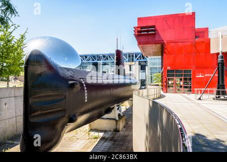 Vista generale del sottomarino Argonaute, convertito in una nave museo nel 1991, accanto alla cupola geodetica la Geode e alla Cité des Sciences di Parigi, Francia Foto Stock