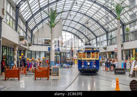 Un tram Christchurch Tramway nel centro commerciale Cathedral Junction, Christchurch, Nuova Zelanda Foto Stock