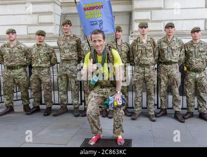 Westminster, Londra, Regno Unito. 21 luglio 2020. Chris Brannigan fondatore della speranza per la carità Hasti e padre di 8 anni Hasti che ha una malattia genetica rara (CdLS), si pone fuori Downing Street a Westminster. Si trova a 700 chilometri circa dalla fine di Land's a Edimburgo, con un carico di 25 kg e piedi nudi per raccogliere fondi per una terapia genica per cambiare il destino di Hasti. Credit: Imageplotter/Alamy Live News Foto Stock