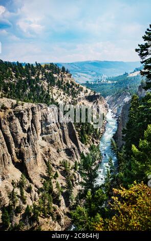 Calcite Springs si affaccia sul fiume Yellowstone nel parco nazionale di Yellowstone, Wyoming, Stati Uniti Foto Stock