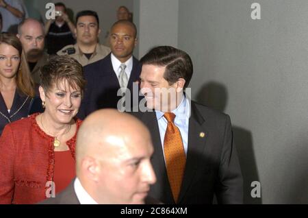 Austin, Texas USA, 1 novembre 2005: Tom Delay arriva con la moglie Christine al Travis County Courthouse per aver sentito decidere se Perkins debba essere rimosso dal caso politicamente accusato di Delay a causa di presunti pregiudizi. ©Bob Daemmrich Foto Stock