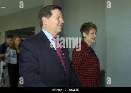 Austin, Texas USA, 1 novembre 2005: Tom Delay arriva con la moglie Christine al Travis County Courthouse per aver sentito decidere se Perkins debba essere rimosso dal caso politicamente accusato di Delay a causa di presunti pregiudizi. ©Bob Daemmrich Foto Stock