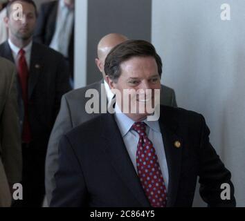 Austin, Texas USA, 1 novembre 2005: Il deputato del Texas Tom Delay (R-Sugar Land) entra nell'aula di tribunale del 331° distretto nella contea di Travis per un'udienza giudiziaria sulla sua accusa di riciclaggio di denaro. ©Bob Daemmrich Foto Stock