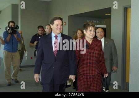 Austin, Texas USA, 1 novembre 2005: Tom Delay arriva con la moglie Christine al Travis County Courthouse per aver sentito decidere se Perkins debba essere rimosso dal caso politicamente accusato di Delay a causa di presunti pregiudizi. ©Bob Daemmrich Foto Stock