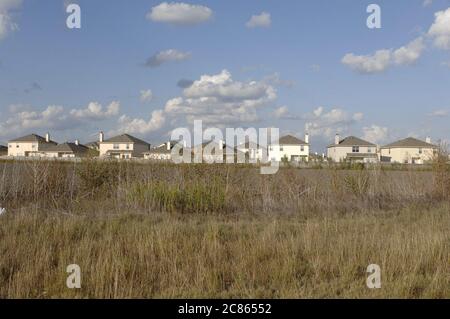 Manor, Texas USA, 7 novembre 2005: La nuova casa supera i campi degli ex agricoltori ad est di Austin, mentre un'economia sana continua ad attirare i residenti nel Texas centrale. ©Bob Daemmrich Foto Stock