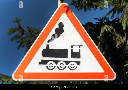 Segnaletica di attraversamento ferroviario. Simbolo di avvertenza del passaggio del treno Foto Stock