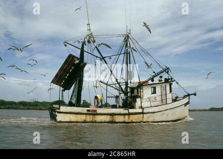 Barca per gamberi sul canale intercostiero vicino a Corpus Christi, Texas. 2005 ©Bob Daemmrich Foto Stock