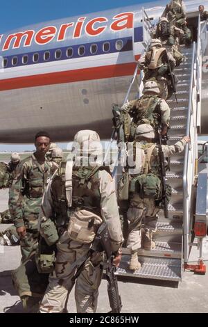 Fort Hood Army base, Texas USA, inverno 2003: Soldati che indossano uniformi mimetiche e trasportano le loro armi a bordo di un aereo commerciale mentre si schierano in Medio Oriente durante l'operazione Iraqi Freedom. ©Bob Daemmrich Foto Stock