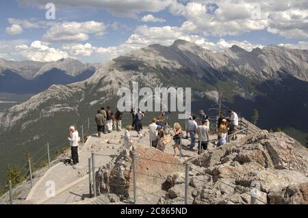 Banff National Park, Alberta Canada, agosto 2005: I turisti si radunano per le escursioni e si affacciano sulla cima della Sulphur Mountain che domina la città di Banff, nella parte occidentale dell'Alberta, Canada, in estate. ©Bob Daemmrich Foto Stock