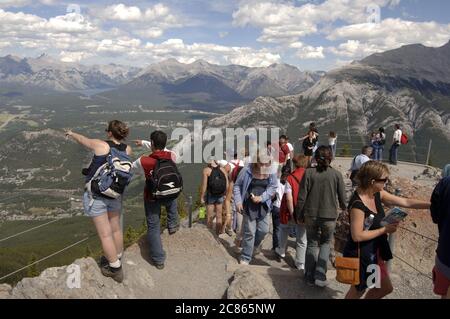 Banff National Park, Canada Agosto, 2005: I turisti si affollano per le escursioni e si affaccia sulla cima della Sulphur Mountain che domina la città di Banff, nella parte occidentale dell'Alberta, Canada in estate. ©Bob Daemmrich / Foto Stock