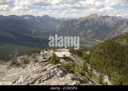 Banff National Park, Alberta Canada, agosto 2005: I turisti si radunano per le escursioni e si affacciano sulla cima della Sulphur Mountain che domina la città di Banff, nella parte occidentale dell'Alberta, Canada, in estate. ©Bob Daemmrich Foto Stock