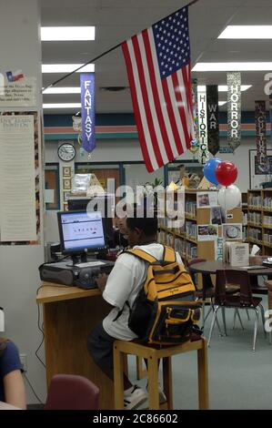 Pflugerville Texas USA, novembre 2005: Studente di settima elementare che ricerca utilizzando Internet nella biblioteca scolastica della scuola pubblica nella periferia di Austin, Texas. ©Bob Daemmrich Foto Stock