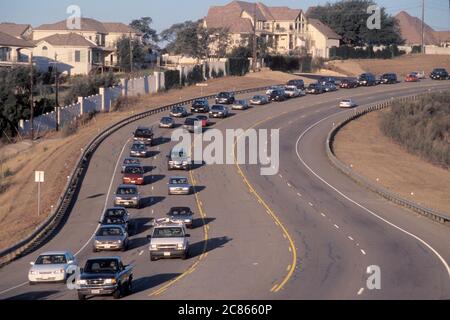 Austin, Texas USA, giugno 2004: Il traffico intenso va in una direzione, mentre la strada è libera durante le ore di punta sull'autostrada vicino all'area residenziale. ©Bob Daemmrich Foto Stock