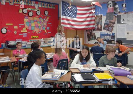 Pflugerville, Texas USA, novembre 2005: L'insegnante si trova di fronte alla stanza durante la lezione di studi sociali di settima elementare nel distretto scolastico periferico fuori Austin. ©Bob Daemmrich Foto Stock