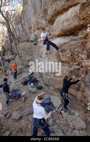 Spicewood, Texas USA,. 23 dicembre 2005: Gli arrampicatori si allenano al Reimer's Ranch County Park nella Hill Country ad ovest di Austin. Le scogliere calcaree sono popolari tra gli scalatori del Texas centrale. ©Bob Daemmrich Foto Stock