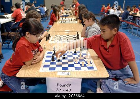 Edinburg, Texas USA, 3 dicembre 2005: I giocatori delle scuole medie si concentrano mentre competono l'uno contro l'altro durante un torneo di scacchi nella Rio grande Valley. ©Bob Daemmrich Foto Stock