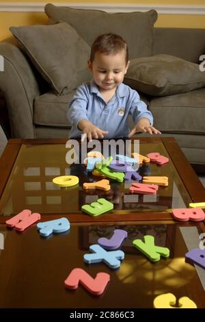 Austin, Texas USA, gennaio 2006: Bambino ispanico, 22 mesi, inizia a riconoscere l'alfabeto imparando le forme delle lettere. SIGNOR ©Bob Daemmrich Foto Stock