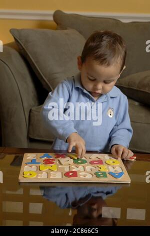 Austin, Texas USA, gennaio 2006: Bambino ispanico, 22 mesi, inizia a riconoscere l'alfabeto imparando le forme delle lettere. SIGNOR ©Bob Daemmrich Foto Stock