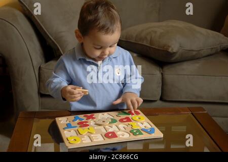 Austin, Texas USA, gennaio 2006: Bambino ispanico, 22 mesi, inizia a riconoscere l'alfabeto imparando le forme delle lettere. SIGNOR ©Bob Daemmrich Foto Stock