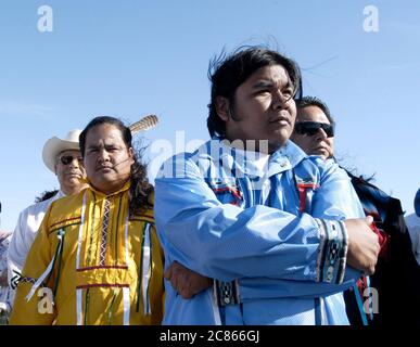 Eagle Pass, Texas USA, marzo 2006: I membri della tribù indiana Kickapoo si trovano sul ponte internazionale sul fiume Rio grande, confine tra Stati Uniti e Messico. I Texas Kickapoo furono una delle tribù prese di mira dal lobbista di Washington Jack Abramoff in uno scandalo politico in cui Abramoff e i suoi amici sovraccaricarono le tribù indiane per i servizi di lobbying per aiutare le tribù ad ottenere l'approvazione federale per i casinò sulla loro terra ©Bob Daemmrich Foto Stock