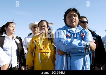 Eagle Pass, Texas USA, marzo 2006: I membri della tribù indiana Kickapoo si trovano sul ponte internazionale sul fiume Rio grande, confine tra Stati Uniti e Messico. I Texas Kickapoo furono una delle tribù prese di mira dal lobbista di Washington Jack Abramoff in uno scandalo politico in cui Abramoff e i suoi amici sovraccaricarono le tribù indiane per i servizi di lobbying per aiutare le tribù ad ottenere l'approvazione federale per i casinò sulla loro terra ©Bob Daemmrich Foto Stock
