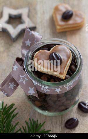 biscotti di natale a forma di cuore e chicchi di caffè in vetro Foto Stock