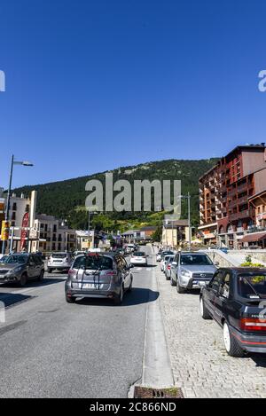 Les Angles, Francia : 2020 luglio 19 : paesaggio urbano estivo sulla località sciistica Les Angles città nel giorno di sole. les Angles, Francia. Foto Stock