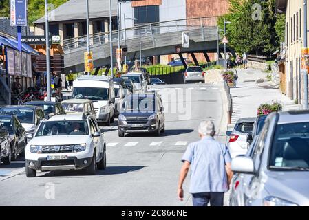 Les Angles, Francia : 2020 luglio 19 : la gente cammina in estate sulla località sciistica Les Angles città in Sunny day. les Angles, Francia. Foto Stock