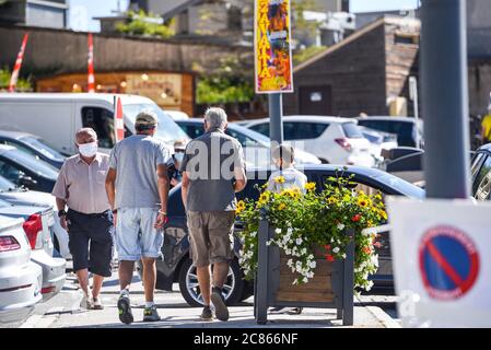 Les Angles, Francia : 2020 luglio 19 : la gente cammina in estate sulla località sciistica Les Angles città in Sunny day. les Angles, Francia. Foto Stock