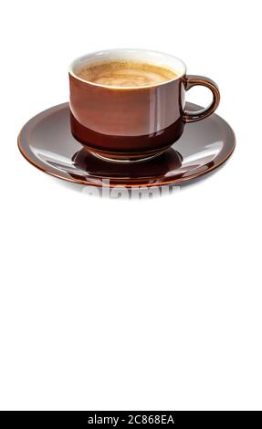 Una tazza marrone brillante e antica, riempita con delizioso caffè espresso con schiuma isolato su sfondo bianco. Foto Stock