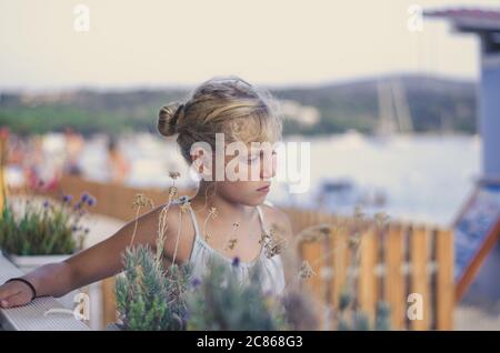 carino ragazza bionda in blu vestito ritratto effetto tono opaco Foto Stock