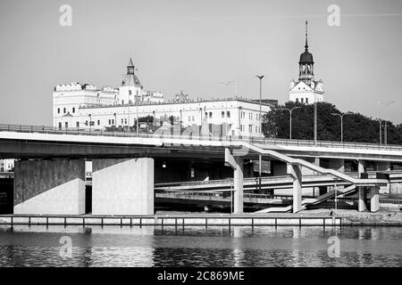 Immagine in bianco e nero del fiume Szczecin Odra con il Castello dei Duchi Pomeraniani, Polonia. Foto Stock